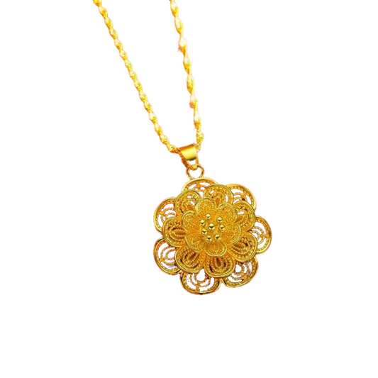 Elegant gold flower pendant necklace
