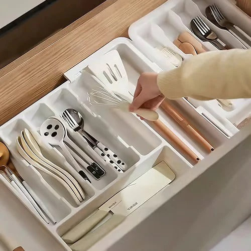 Retractable cutlery holder