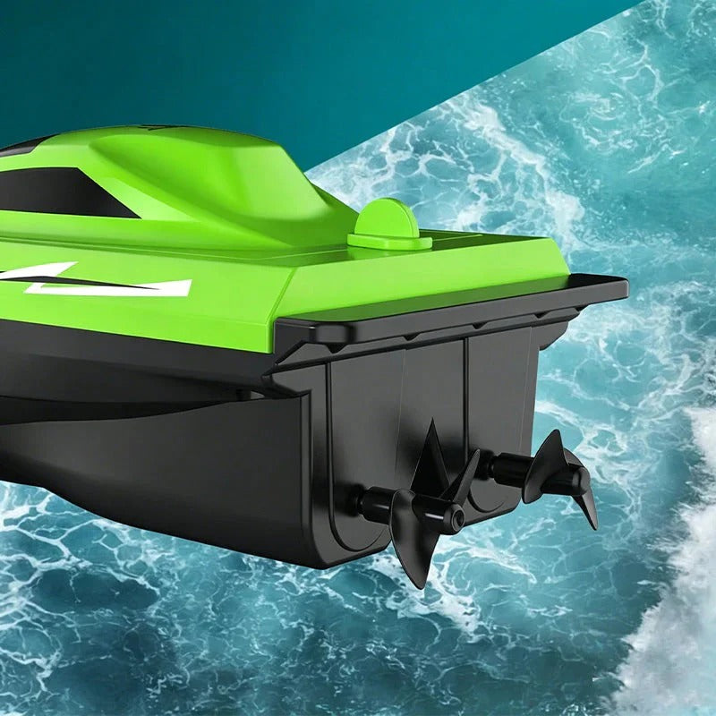 2,4 GHz super-fast RC racing boat with dual motors
