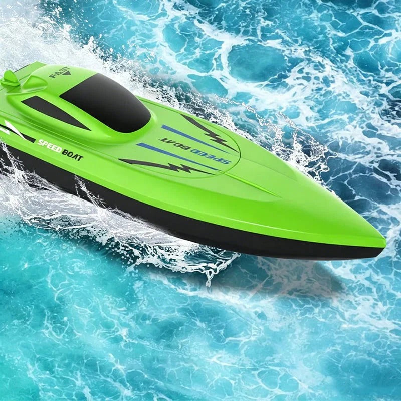 2,4 GHz super-fast RC racing boat with dual motors